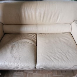 Zweisitzer-Couch in Beige mit Abmessungen 150cm*90cm*85cm