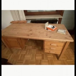 Stabiler Schreibtisch mit Schubladen 