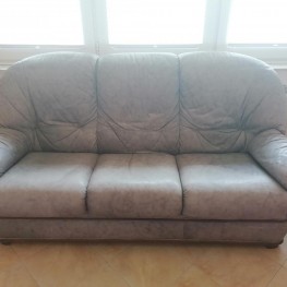 Couch aus Kunstleder, grau