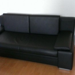 Schwarze Leder/Kunstleder Couch abzugeben