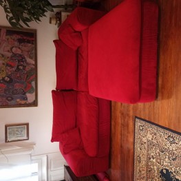 Großes rotes Sofa 