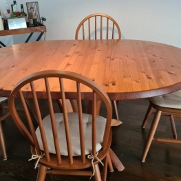 Tisch und 4 Stühle 1