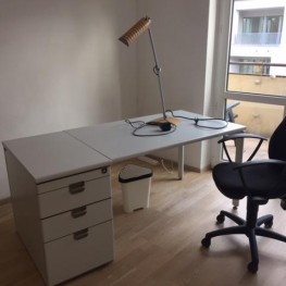Schreibtisch mit Stuhl 1