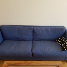 Bequemes blaues Zweier-Sofa