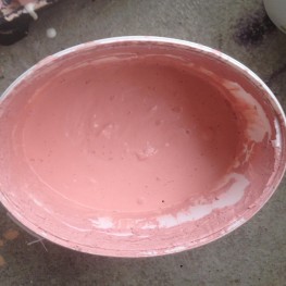Wandfarbe weiß, rosa und beige je 1/3 gefüllt, Pinsel Farbwanne 1
