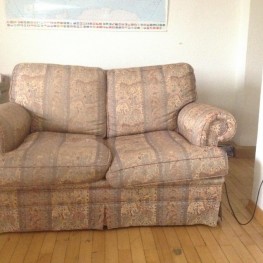 Zweisitzer Sofa abzugeben
