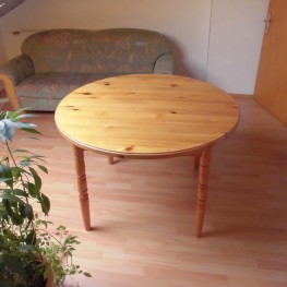 Tisch rund aus Holz und vier Stühle voll gut erhalten