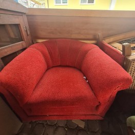 Wunderbare Oma-Sessel in dunklem Rot teils mit Geflecht