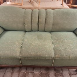 Schwungvolles Sofa vermutl. aus Art Deco Zeit in Grün