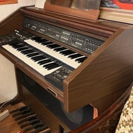 Elektronisches Klavier zu verschenken
