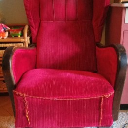 Roter antiker Sessel 