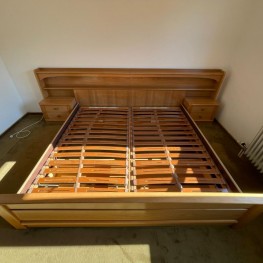 Großes Bett (Holz): 200x200cm inklusive Nachttischen , Beleuchtung und Lattenroste. Bereits abgebaut