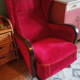 Roter antiker Sessel  1