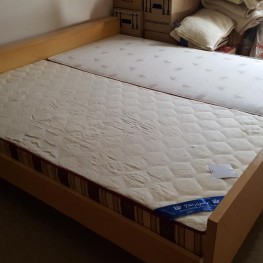 Doppelbett ohne Matratzen 