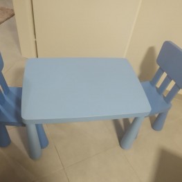 Kindertisch und Stühle