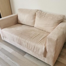 Beige Zweisitzer Couch 1