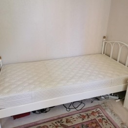 Einzelbett mit Matratze
