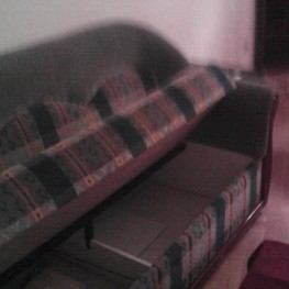 couch , tisch mit höhenstellbaren beine, holzkommode mit schlüssel 2