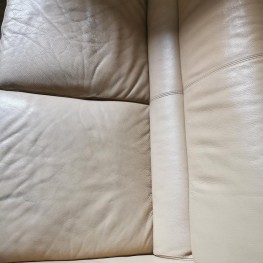 Zweisitzer-Couch in Beige mit Abmessungen 150cm*90cm*85cm 1