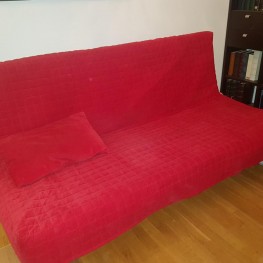 schönes rotes Ikea Sofa