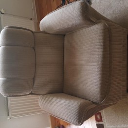 gut erhaltene 3-Sitzer Couch und 2 Sessel zu verschenken 1