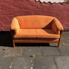 orangenes Sofa und zwei Sessel zu verschenken