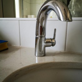 Bad Interieur Waschbecken Unterschränke Spiegel und mehr  1