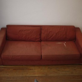 großes, rotes Sofa 1