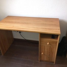 Schreibtisch aus dunklem Holz
