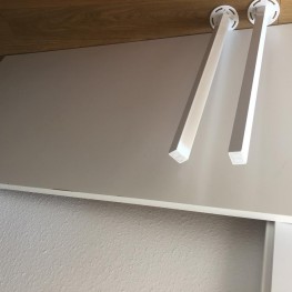 weiße Tischplatte mit zwei Beinen