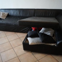Zweiteiliges Sofa mit Stauraum zu verschenken! 2