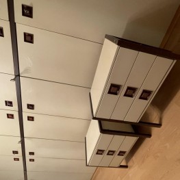 Schlafzimmer Schrankwand mit zwei Schubladen Beistelltischen 1