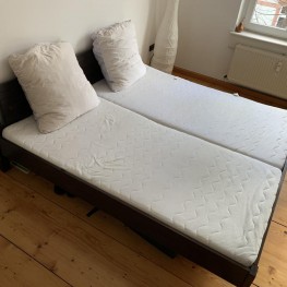 Bett, 2x2m, dunkelbraun aus Fichtenholz mit Matratzen