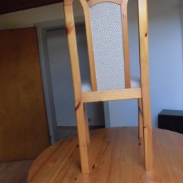 Tisch rund aus Holz und vier Stühle voll gut erhalten 1