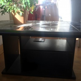 schwarzer Holz-Fliesentisch