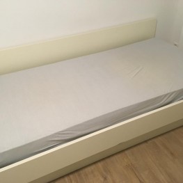 Zwei Matratzen von 2.00x0.90 mit Bettdecke und Kissen.
