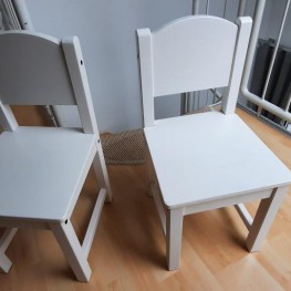 KRITTER Kindertisch von IKEA mit zwei Stühlen 2
