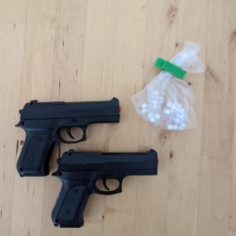 Zwei Spielzeugpistolen