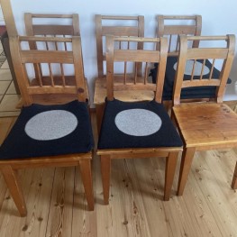 6 Massivholzstühle mit passenden Sitzkissen