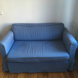 Blau-weißes Ikea Sofa (2er), ausziehbar zur Schlafcouch