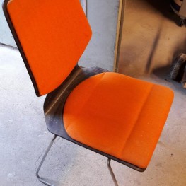16 orange Stühle