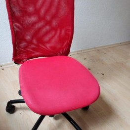 Roter IKEA Schreibtischstuhl