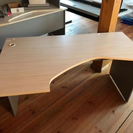 Schreibtisch in Holzoptik