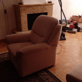 Couch mit Sessel und Hocker beige