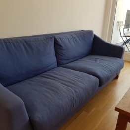 Bequemes blaues Zweier-Sofa 1